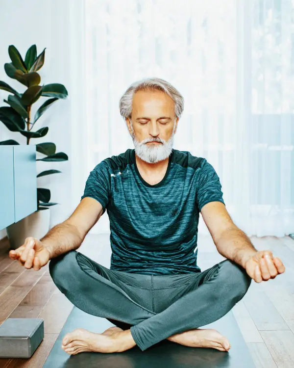 Älterer Mann Yogasitz Meditation